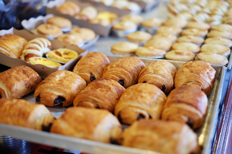 Kouign-amann viennoiserie bretonne sur plateau boulangerie