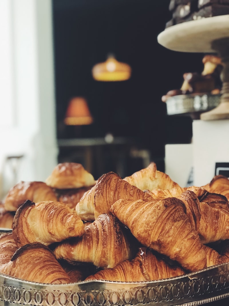 Challah tresse briochée viennoiserie sur plateau inox