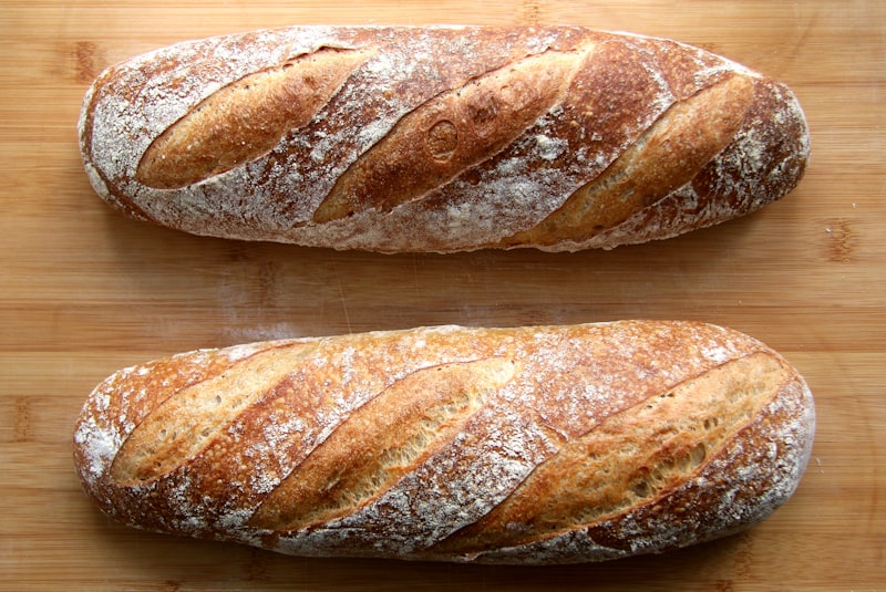 Focaccia pain plat artisanal sur table en bois