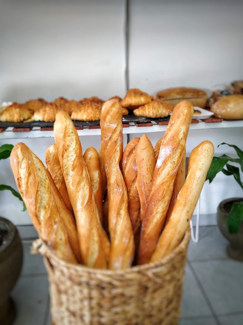 Pain de seigle artisanal dans panier osier boulangerie