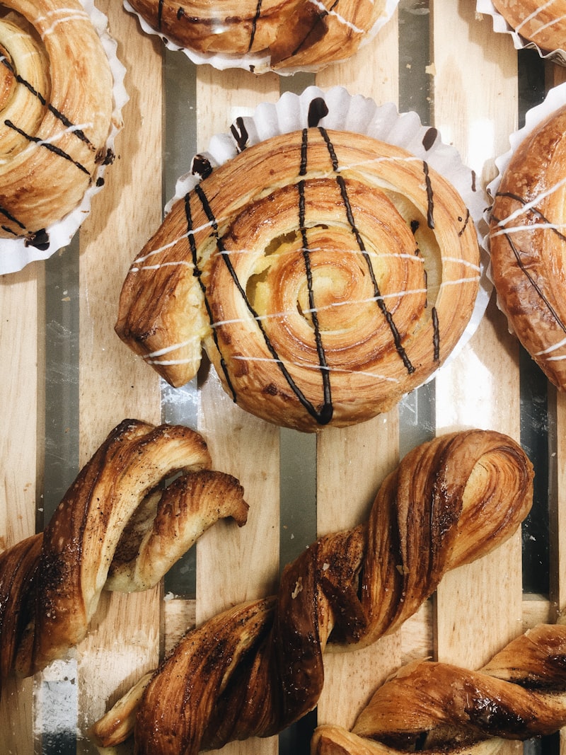 Pain bio artisanal boulangerie naturelle sur table blanche