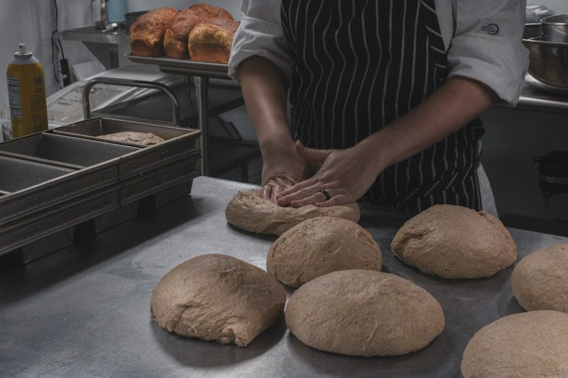 Vitesse pétrissage boulanger artisan devant ses pains
