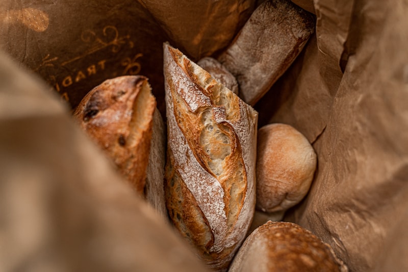 Baguettes de pain artisanales dans sac papier boulangerie