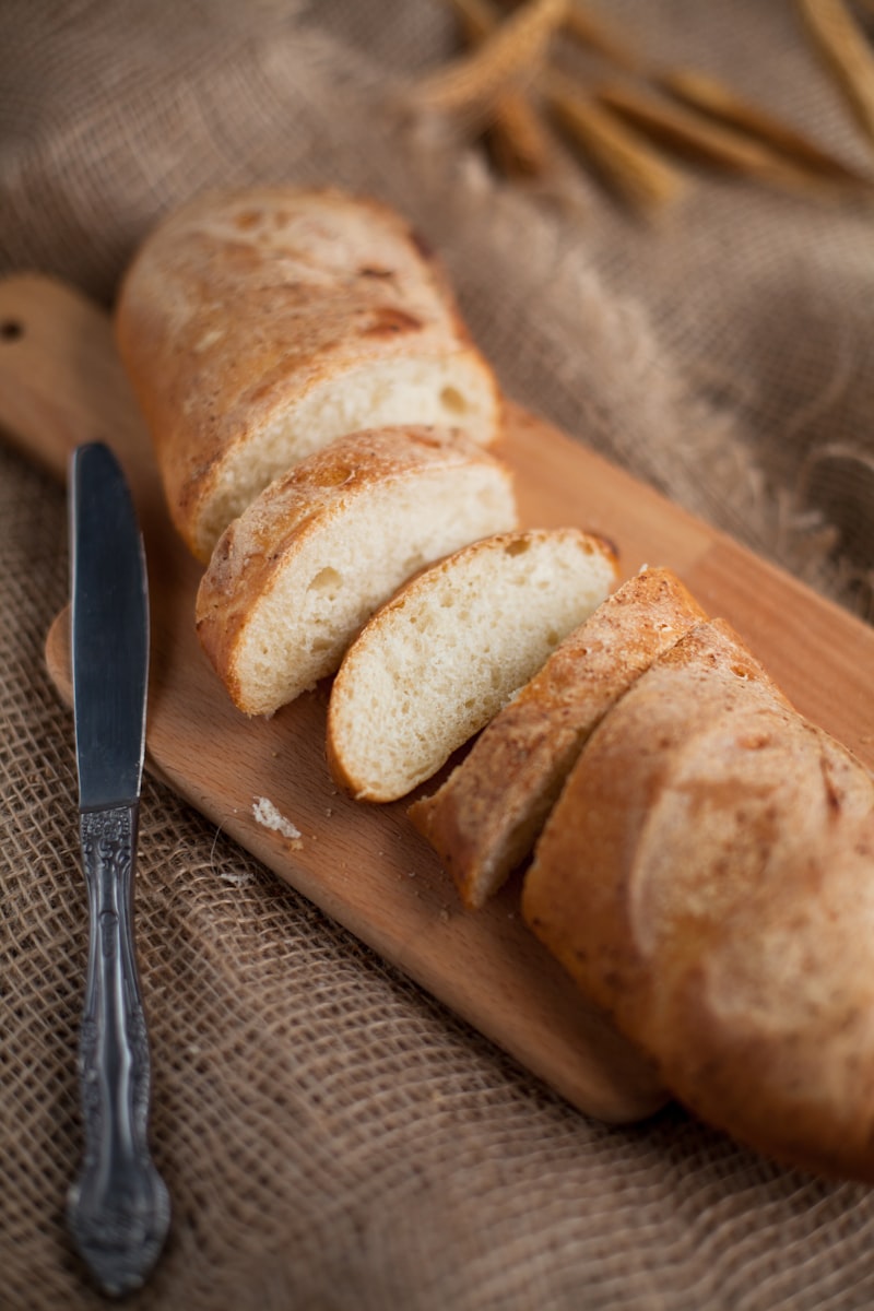 Tranches de pain sur planche à découper types de farine