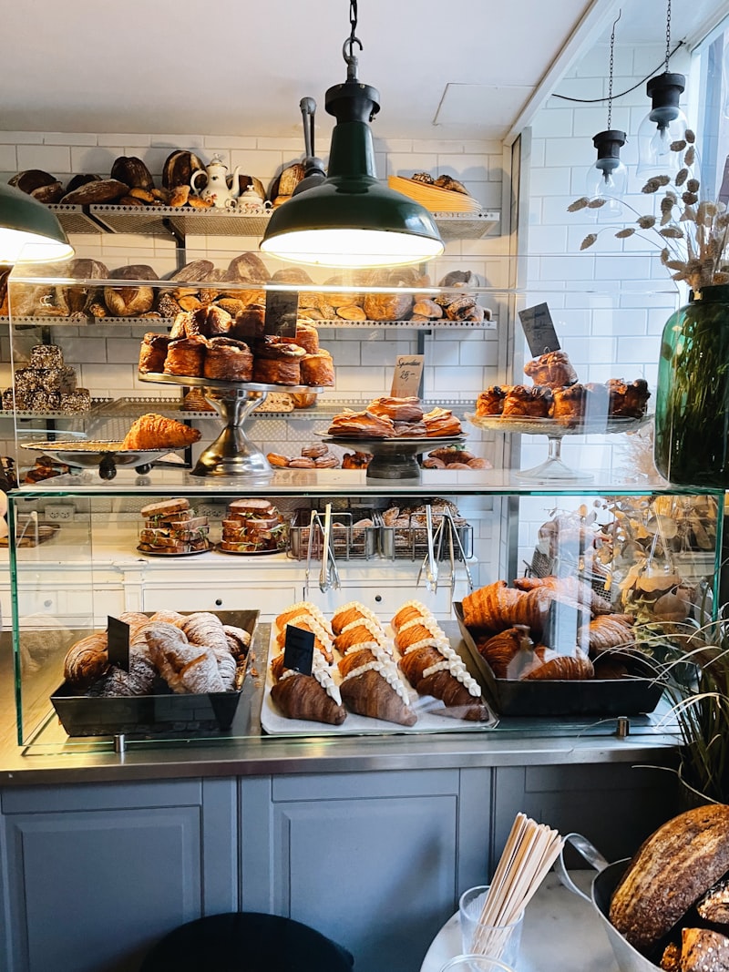 Micro-boulangerie artisanale avec pâtisseries et pains