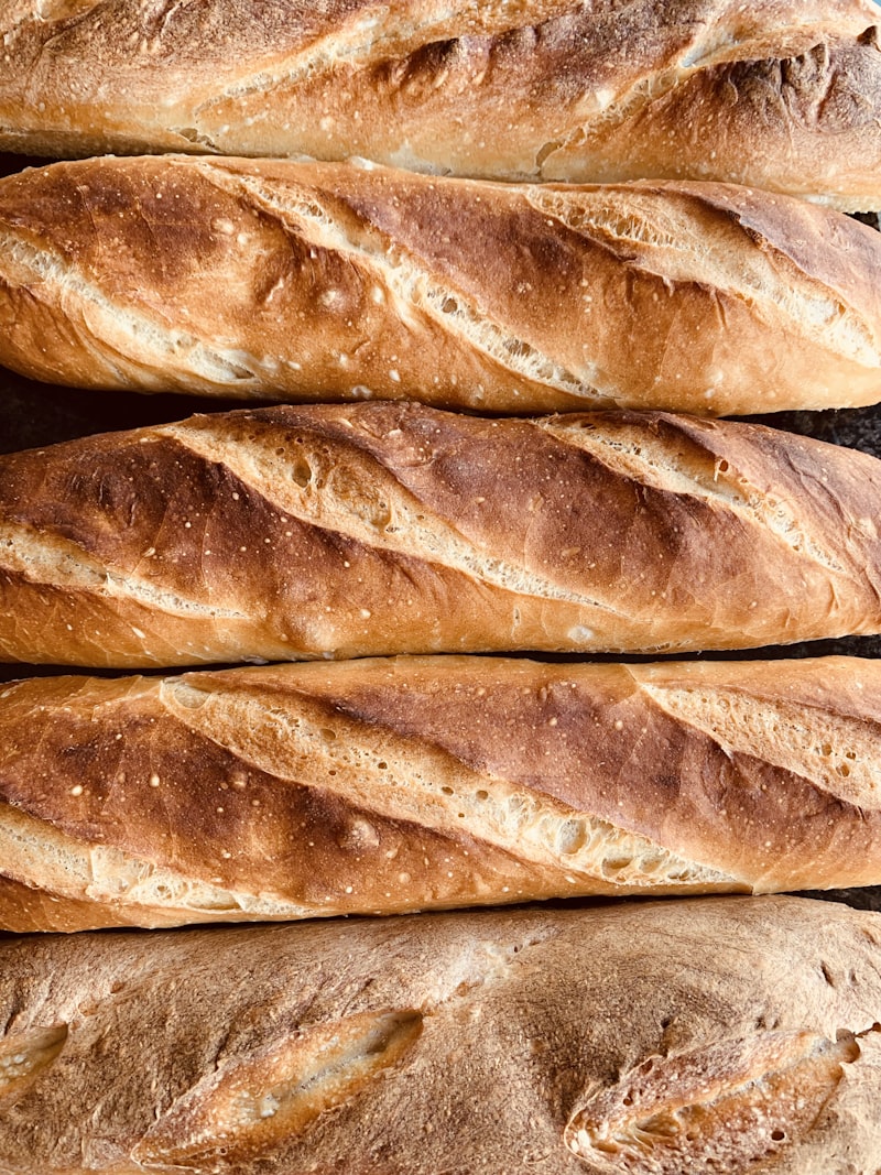 Gros plan sur miches de pain épeautre et céréales