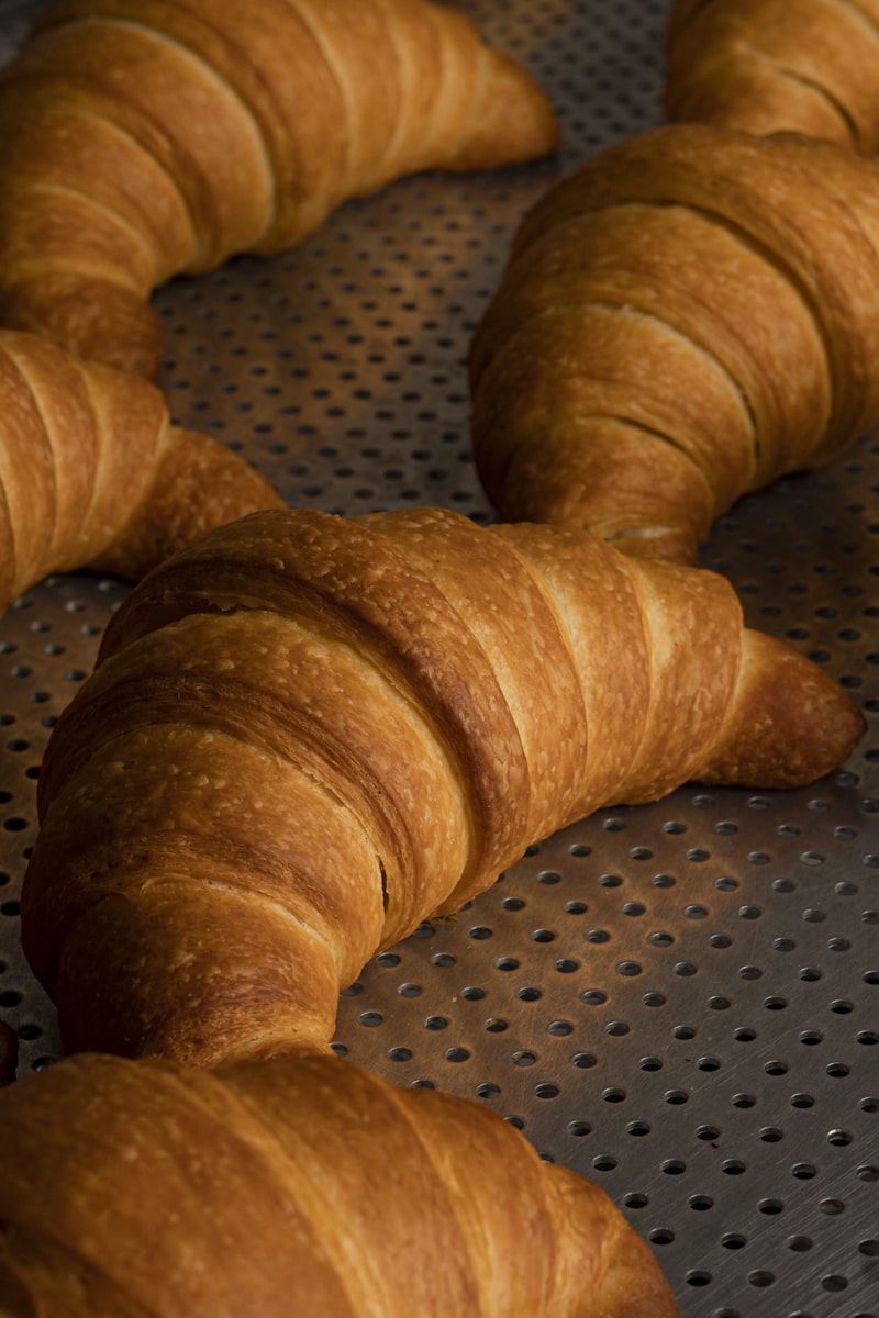 Croissants viennoiseries sur plaque de cuisson professionnelle