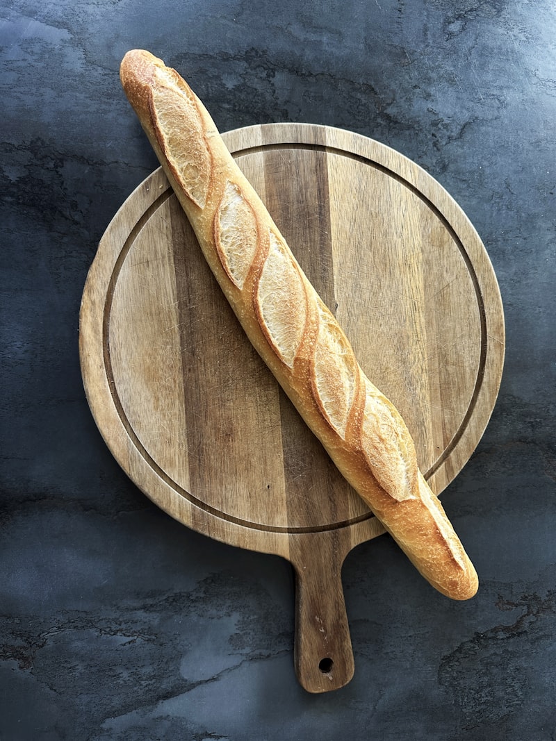 Miche de pain complet sur planche à découper bois