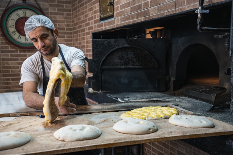 Boulanger avec bras plongeants façonnant la pâte
