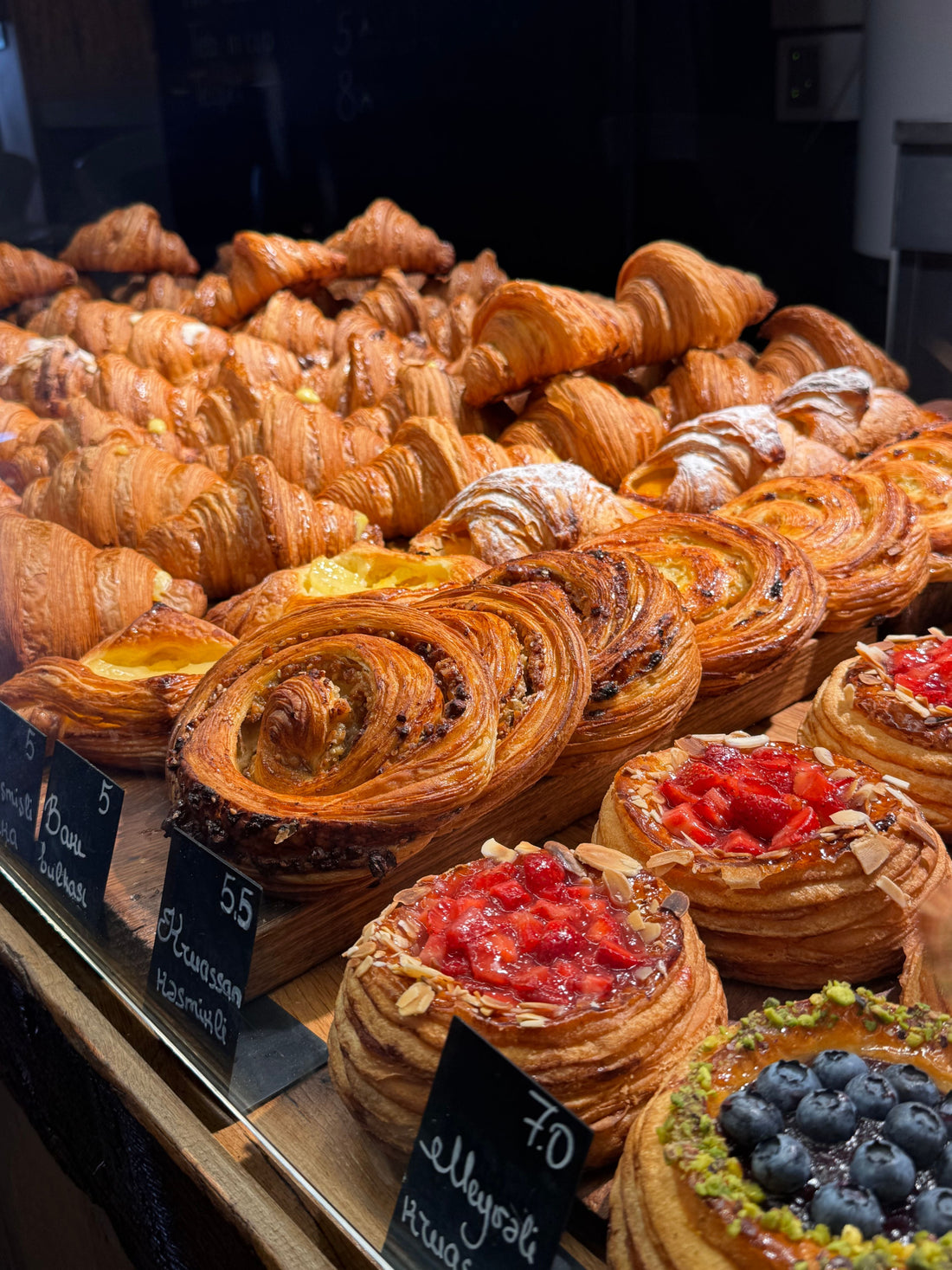 Croissants feuilletés réalisés au laminoir professionnel - Levainor