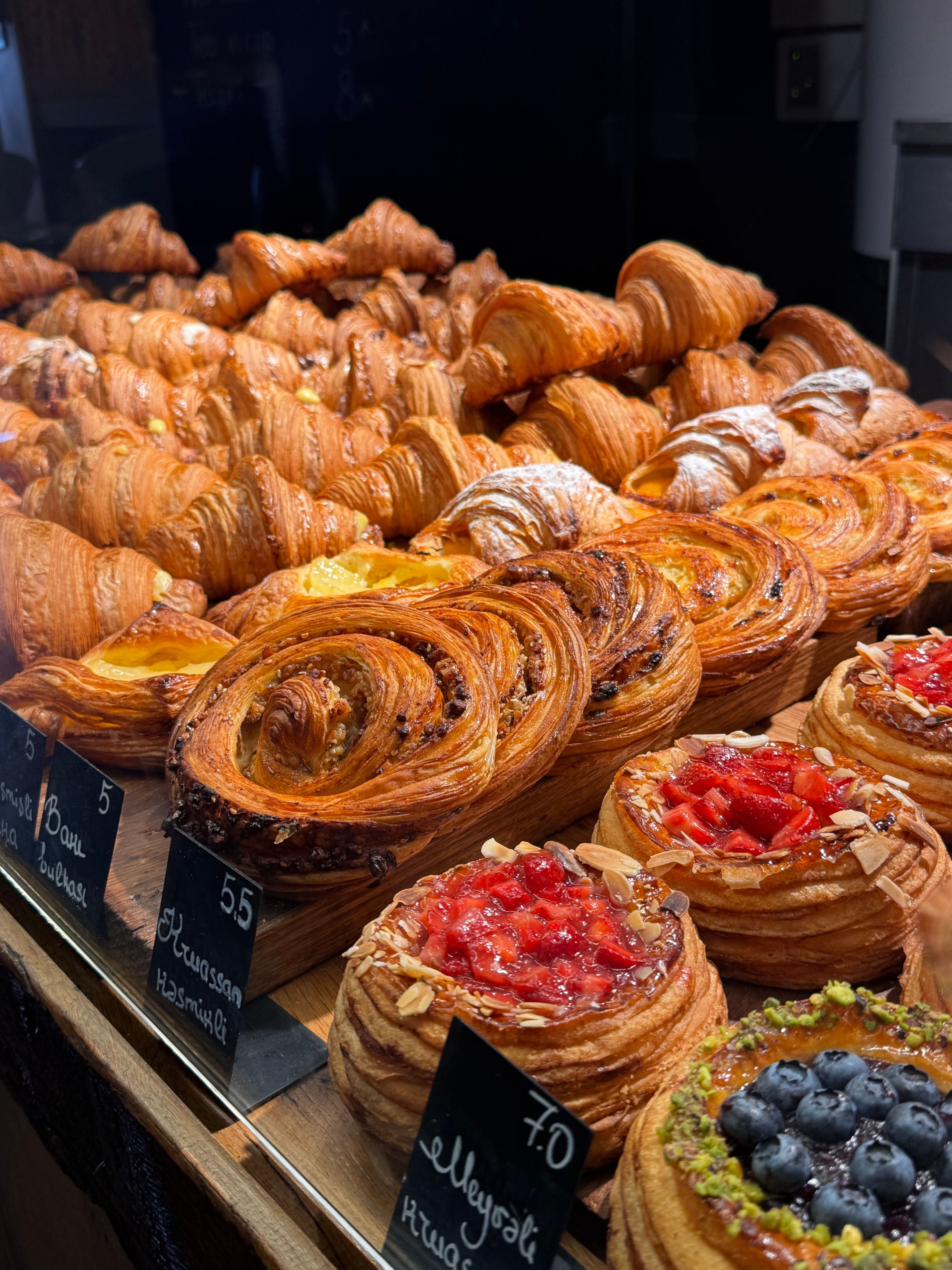 Croissants feuilletés réalisés au laminoir professionnel - Levainor